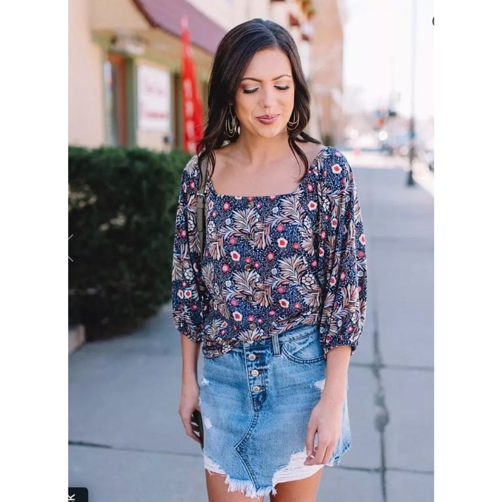 Buckle Willow & Root Floral Square Neck Top M